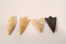 Vecchio strumento in pietra 4 punte di freccia da eredità 25 mm m HR26 stone arrow head