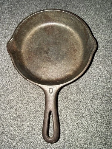 ~OLD~ SMALL CAST IRON GRISWOLD #0 562 ERIE PA USA SKILLET