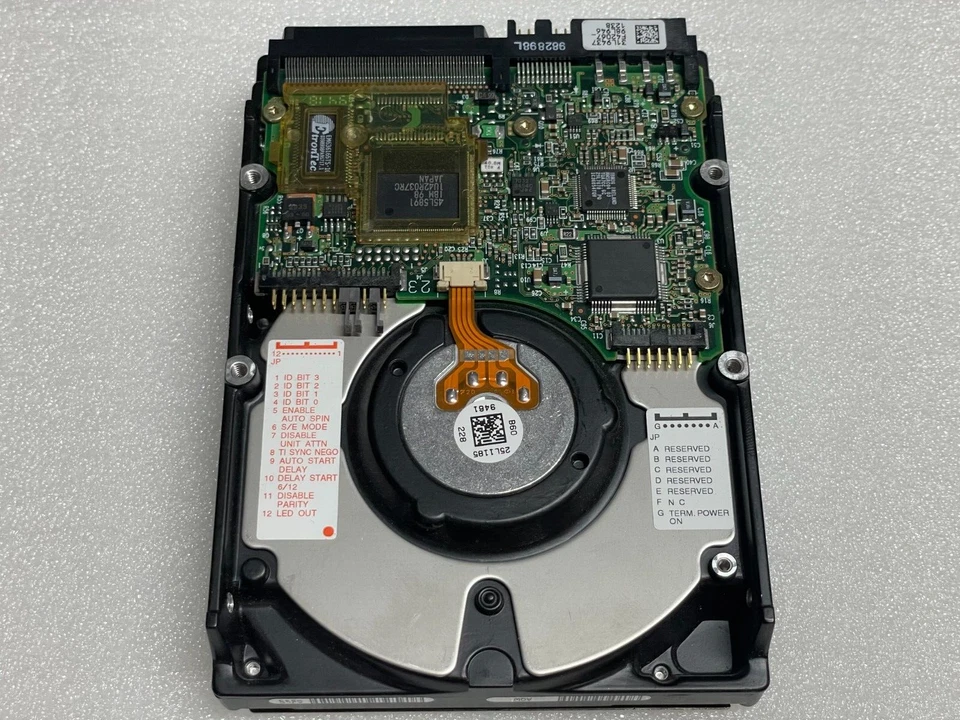 IBM DNES-309170 (25L1910) 9.1GB, 7200RPM, 3.5" SCSI Internal Hard Drive - Image 3 of 4