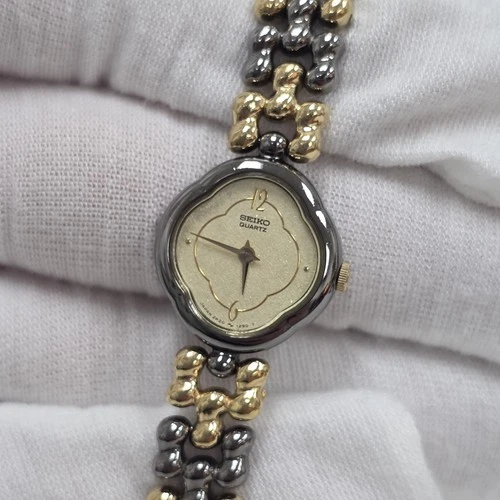 Vintage Seiko Black & Gold Tone Dainty Minimalist Classy Ladies Watch Elegant