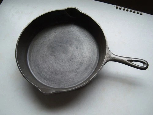 Vintage single 1 notch Lodge #8 Skillet