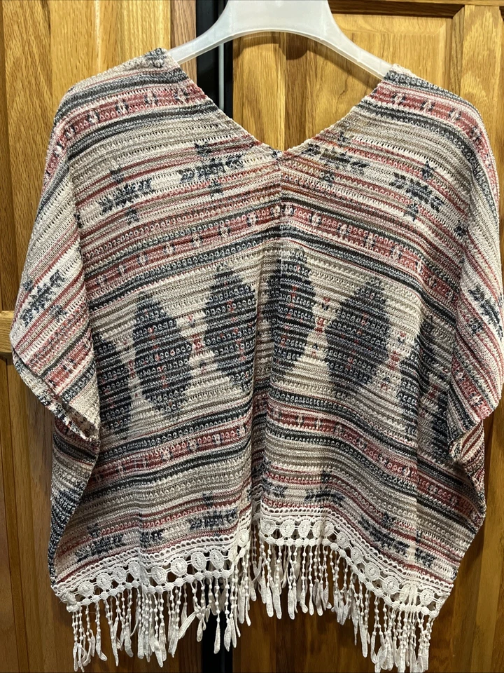 Top con flecos casi famoso tejido abierto estampado azteca cuello en V mediano para mujer Foto 4 de 4