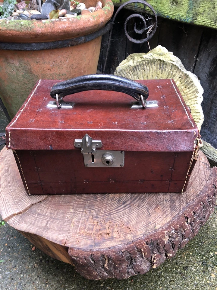 Antique vintage Chinese bone & bamboo Mahjong set 148pc's leather case booklets - Image 3 of 4