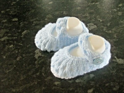 HAND KNITTED SÜSSES PAAR HANDGESTRICKTE BABYSCHUHE in WEISS/BLAU Größe NEUGEBOREN (3)