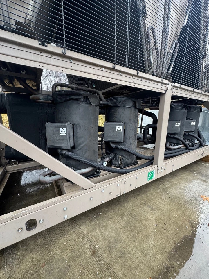 YORK YLAA 120 吨空气冷却卷轴冷水机 | 480 伏 3PH | 4 个压缩机 | 2013 — 第 4/4 张图片