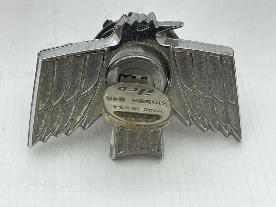 Pontiac Firebird 1969 bisel de bloqueo de maletero, soporte llave de retención transmisión automática Foto 3 de 4