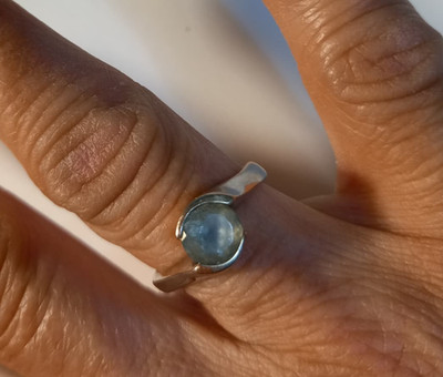  14K Weißgold runder Blautopas Bypass Spannfassung Solitär Ring, 6,5