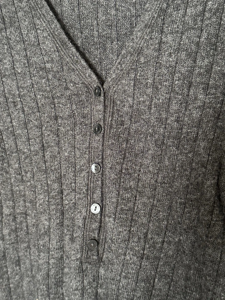 Suéter De Colección Y2K Mossimo Lana Acanalada Angora M Cuello en V Botón Minimalista Gilbert Foto 3 de 4