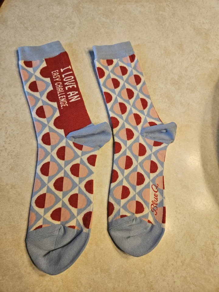 Calcetines BlueQ divertidos para mujer - I Love An Easy Challenge  Foto 3 de 4