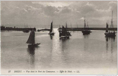 D 11 / DEPT 29 POSTCARD BREST / VIEW IN THE PORT OF COMMERCE AT NIGHT THE BOATS new