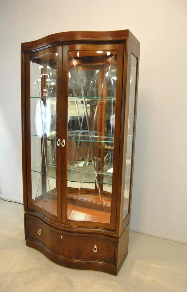 Thomasville Corner Curio Matttroy