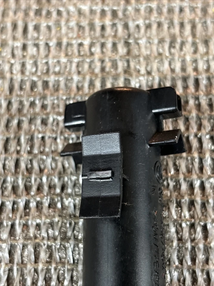 51168224806 амортизатор перчаточного ящика bmw 325xi 2004  - Изображение 4 из 4