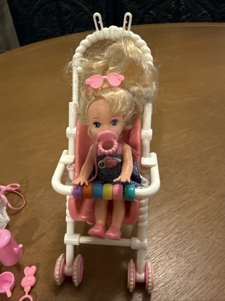 1995- Strollin' fun Barbie & Shelly - a photo on