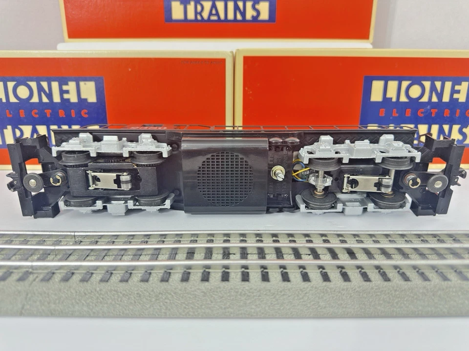 Lionel 6-18562 Southern Pacific GP-9 Locomotive & (3) Madison cars 6-19024-26 - Image 4 of 4