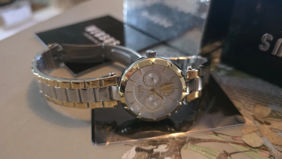 Reloj para mujer Versace de acero inoxidable dorado Foto 3 de 4