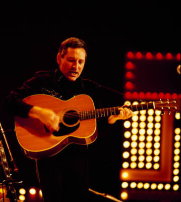 Lonnie Donegan Performs On Stage 1982 OLD MUSIC SINGER PHOTO