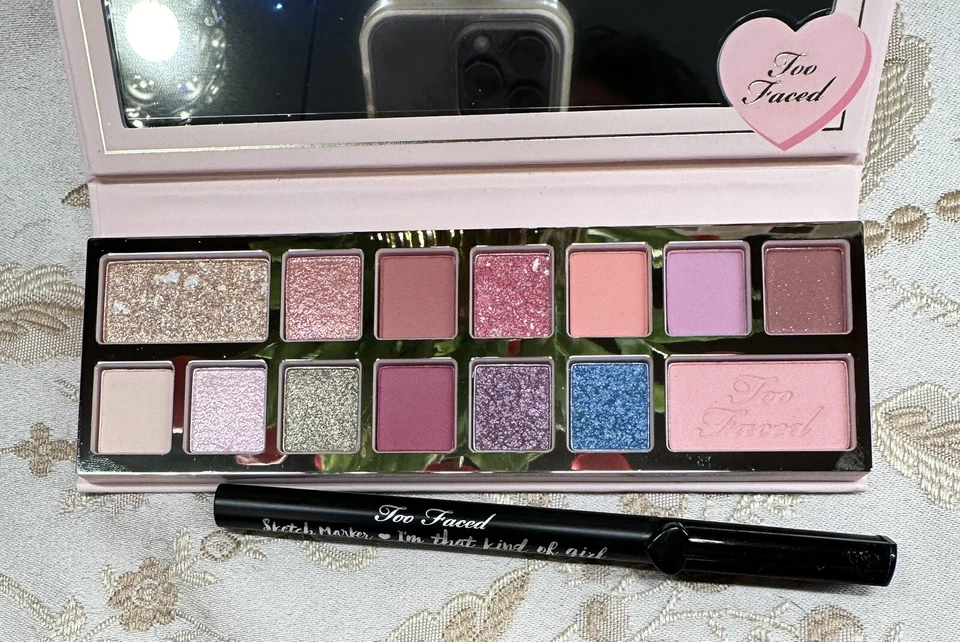 Paquete de paleta de sombras de ojos y delineador líquido Too Faced Pinker Times Ahead Foto 2 de 4