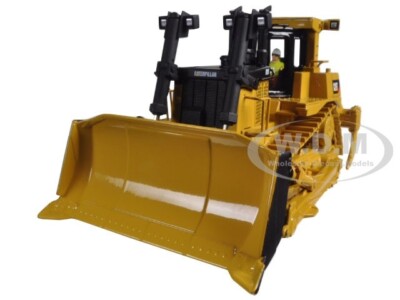 CAT CATERPILLAR D10T TRACTOR W/OPERATOR 1/50 MODEL BY DIECAST MASTERS 85158 C