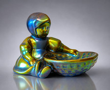 ZSOLNAY P&Eacute;CS EOSIN ANNUSKA FIGUR JUGENDSTIL ART D&Eacute;CO M&Auml;DCHEN MIT KORB IRISIEREND