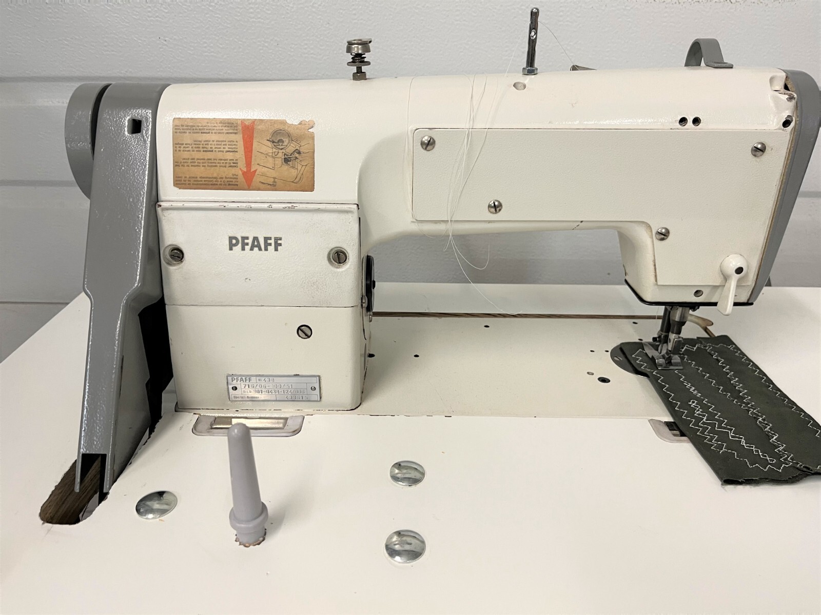 PFAFF 438 GERMAN THREE STEP ZIG ZAG w/REVERSE 110V INDUSTRIAL SEWING