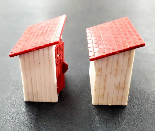 Plasticville - O-O27 - #SA-9 - 2 Original vintage Outhouse - Excellent Condition - Picture 3 of 5
