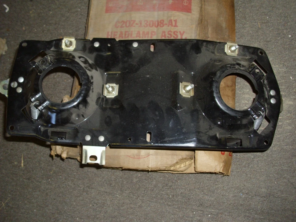 Nuevo de Lote Antiguo Ford Fairlane 1962 montaje de faros diestro Foto 2 de 3