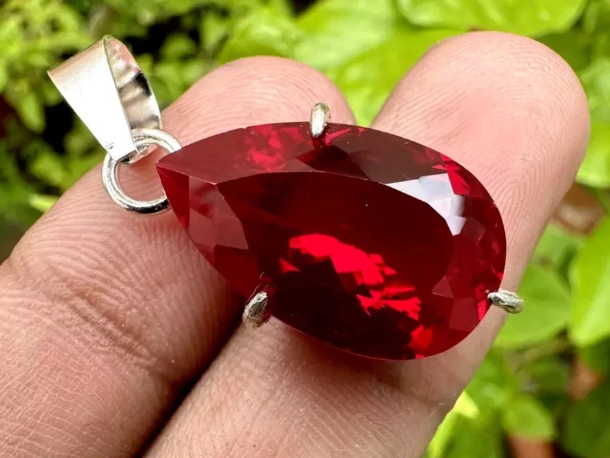 Colgante de piedras preciosas de plata maciza 925 rubí pera roja natural certificado AGL de 24,90 quilates Foto 4 de 4