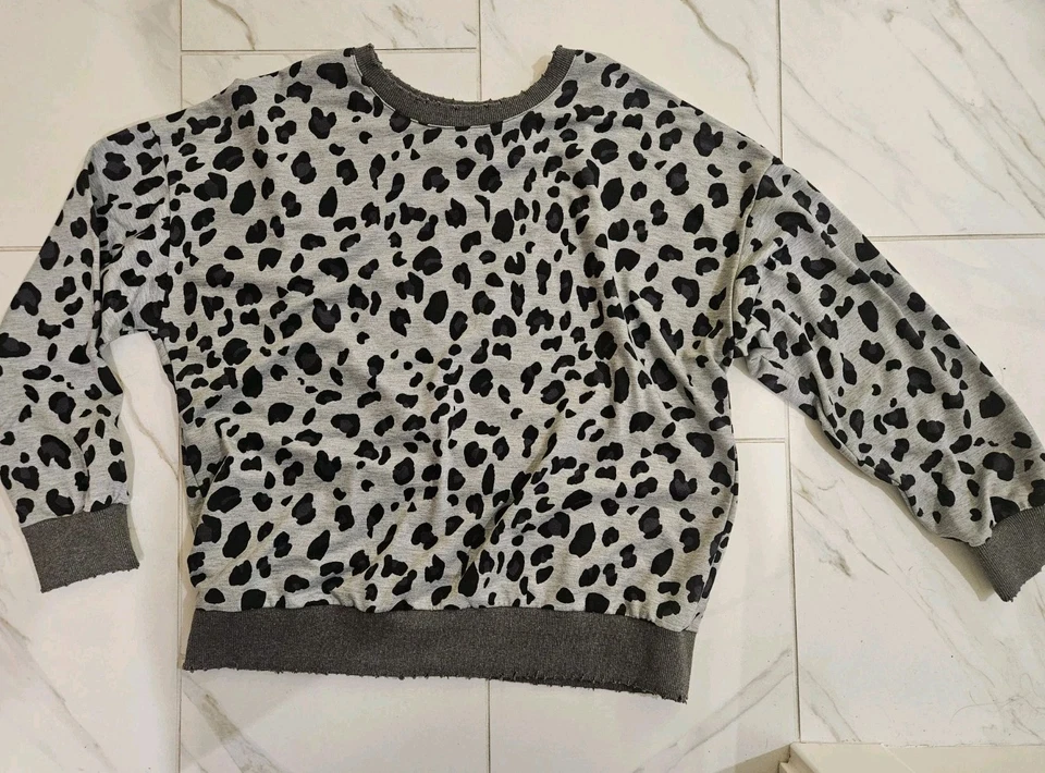 Sudadera para mujer con estampado de leopardo negra y gris envejecida talla mediana Foto 2 de 4