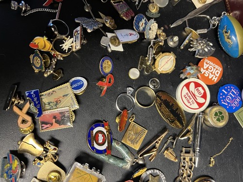 Vintage Schmuckkästchen gefüllt mit Modeschmuck Konvolut Pins Clips Vintage 150 plus - Bild 10 von 11