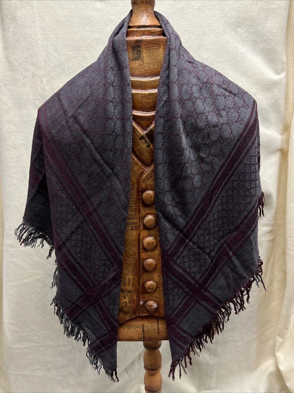 Gucci écharpe GG logo monogramme gris bordeaux laine soie carré franges châle 50”x50”