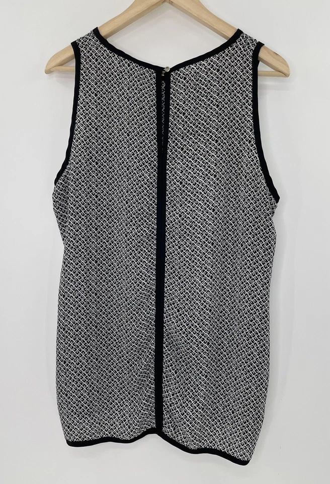 Blusa feminina Liz Claiborne preta e branca estampa geométrica chiffon tamanho G carreira - Imagem 2 de 4