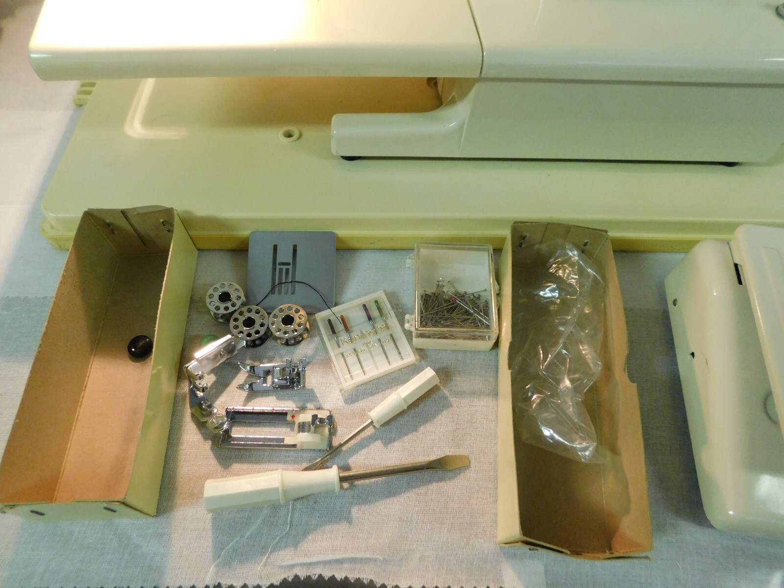 Kenmore 10 Stitch Sewing Machine 385 1249380 with Case Accessories