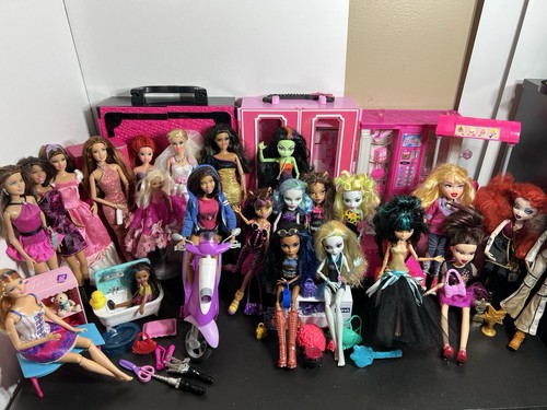 Lot poupées Barbie Monster High Bratz 20+ poupées accessoires rangement et plus