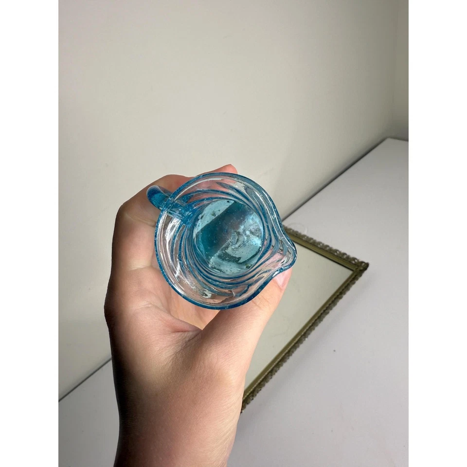 Jarra crema óptica remolinada vintage de vidrio azul cielo Foto 4 de 4