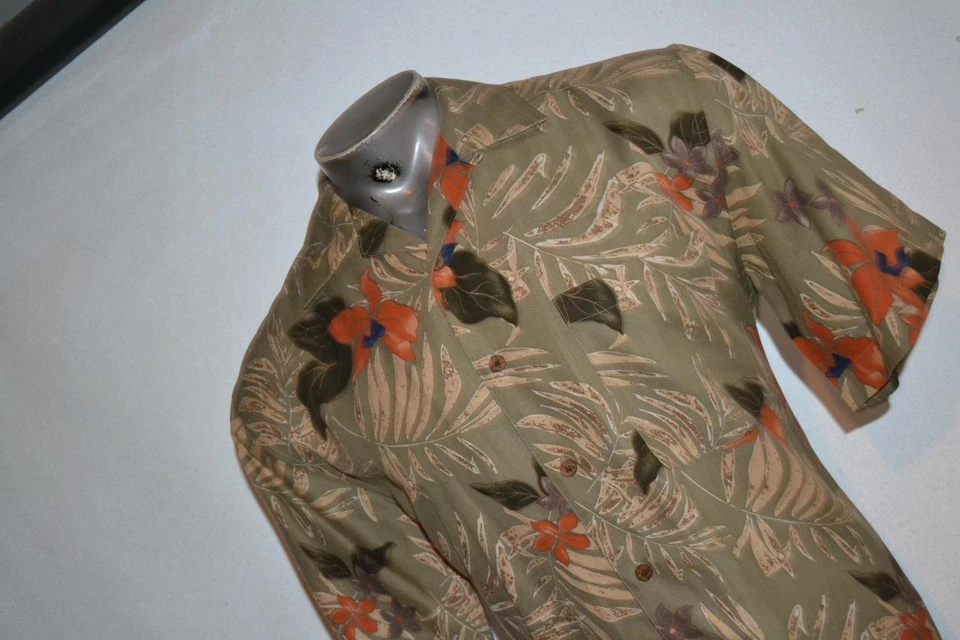 37110 Jos A Bank Hawaiian Shirt Coconut Buttons Green Silk Size Medium Mens - Image 2 of 4