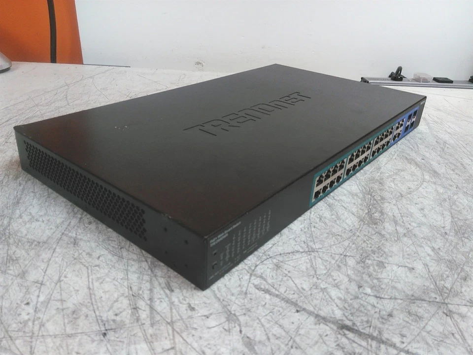 TrendNet TPE-2840WS/A 28-Port Gigabit Web Smart PoE+ Switch  - Image 4 of 4