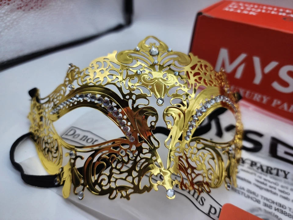 MYSEUNI Masquerade Mask for Couples - Gold Venetian Metal Rhinestone Filigree - Image 3 of 4