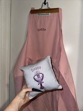 Tablier rose Williams Sonoma brodé "Donna" avec oreiller assorti