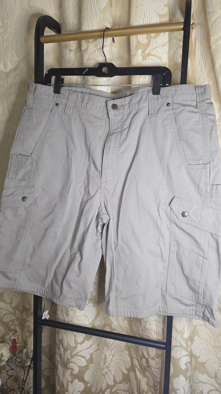Carhatt Men's Shorts Cargo Size 40 Khaki  Pockets Length 23" Inches.