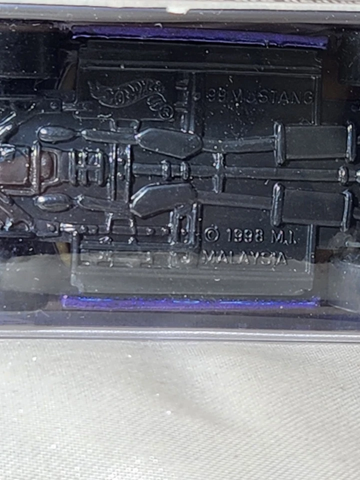 Mustang Hot Wheels '99 púrpura con interior rojo variación difícil de encontrar, primeras ediciones 1999 Foto 3 de 4