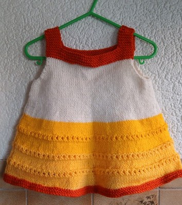 Handgestricktes Babykleid. Gelb und Orange. Ca. 3 bis 6 Monate. Charity.