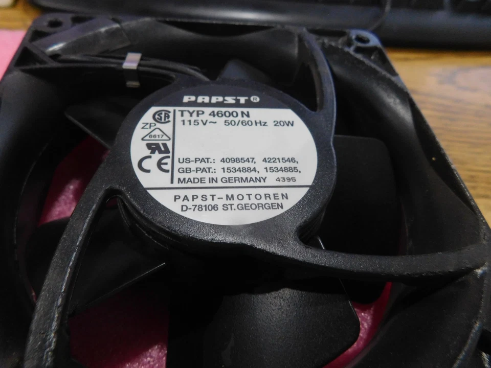 Pope- Motores: 4600N ventilador com plugue.  115V, 20W.  Tampa de grelha de plástico.  Sem parafusos - Imagem 2 de 3