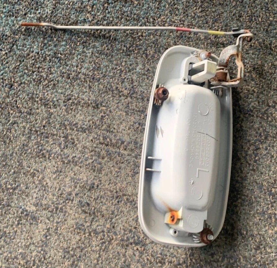 2003-2006 CHEVY AVALANCHE MAÇANETA EXTERNA TRASEIRA ESQUERDA BRANCA 15053143 USADA FABRICANTE DE EQUIPAMENTO ORIGINAL - Imagem 4 de 4