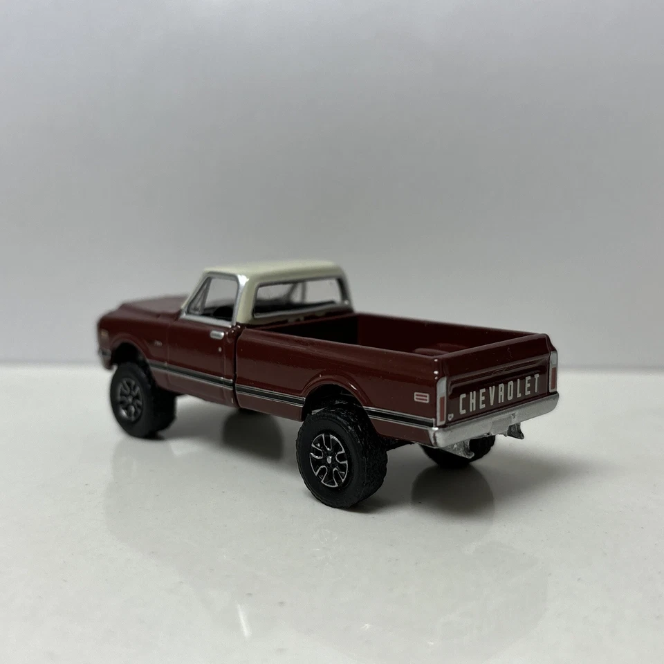 Camioneta pickup Chevy C10 C-10 1972 Greenlight 1/64 elevada marrón personalizada Foto 4 de 4