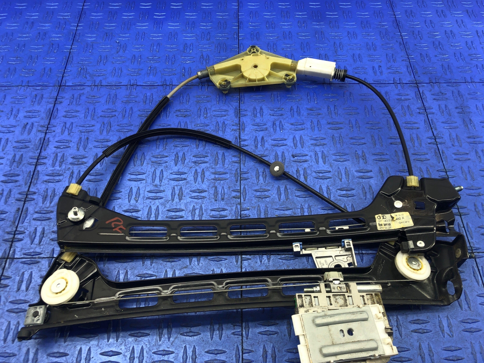 2011-2015 AUDI R8 CONVERTIBLE FRONT RIGHT WINDOW GLASS REGULATOR 420837462A OEM