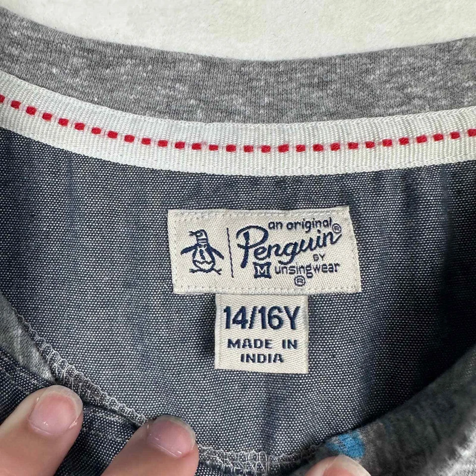 Серая рубашка Henley с коротким рукавом Penguin от Munsigwear Kids для мальчиков размер 14/16 - Изображение 4 из 4