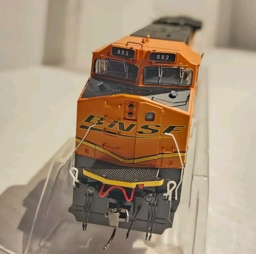 Atlas Master Gold Series HO Scale DASH 8-40CW Locomotive BNSF "H3 repaint" #882 - Picture 3 of 11