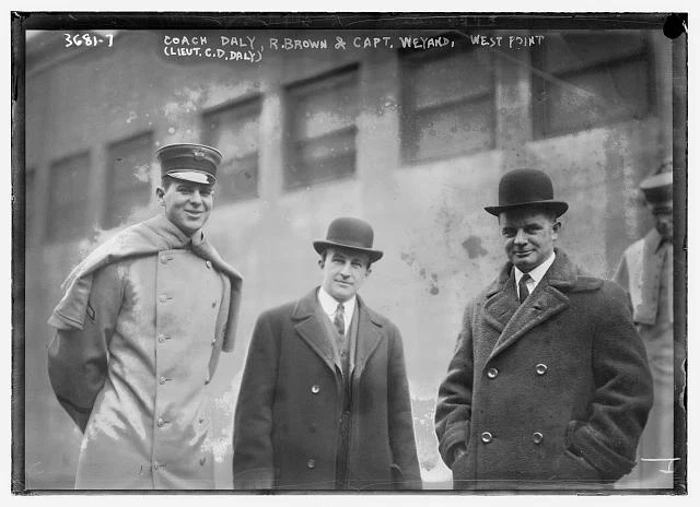 Coach Daly R. Cappotti marroni capitano Alexander Weyand West Point 1