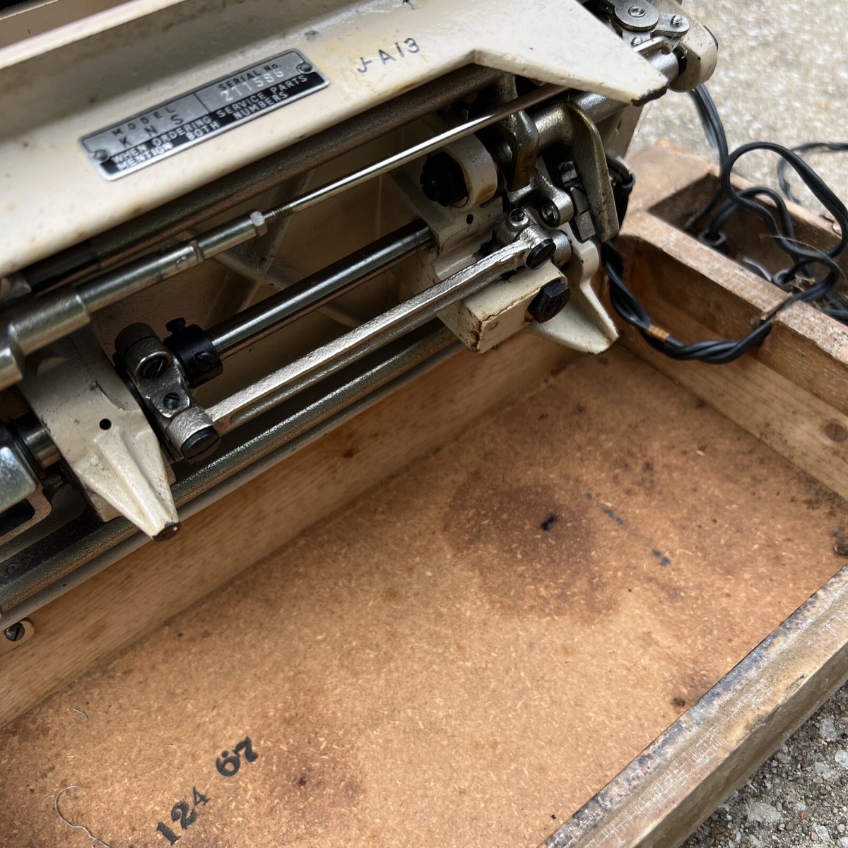 Vintage Dressmaker Sewing Machine Deluxe Zigzag KNS Beige Vintage Dressmaker Sewing Machine Deluxe Zigzag KNS Beige