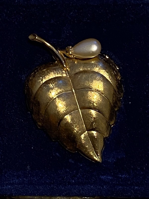 vintage avon Glacé perfume Holder Golden Leaf pin